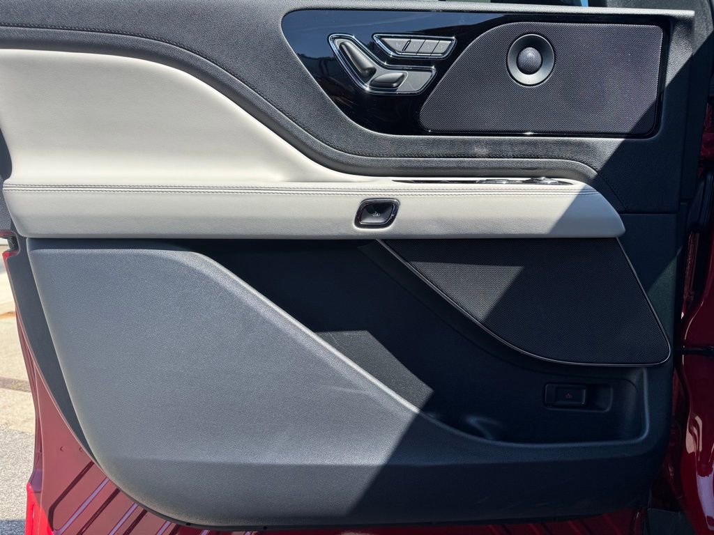 Used 2025 Lincoln Aviator Reserve w/ Jet Appearance Package AWD/4WD image 11