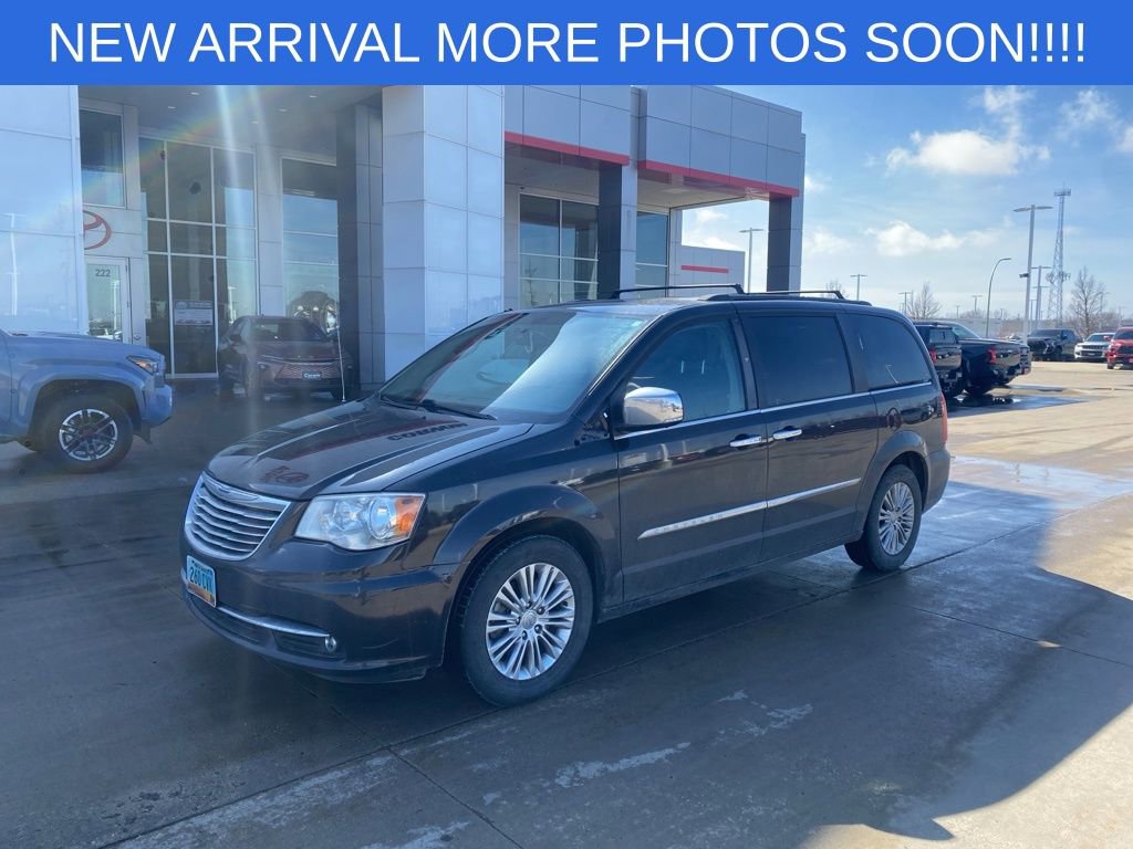 Used 2015 Chrysler Town & Country Touring-L w/ Driver Convenience Group image 8