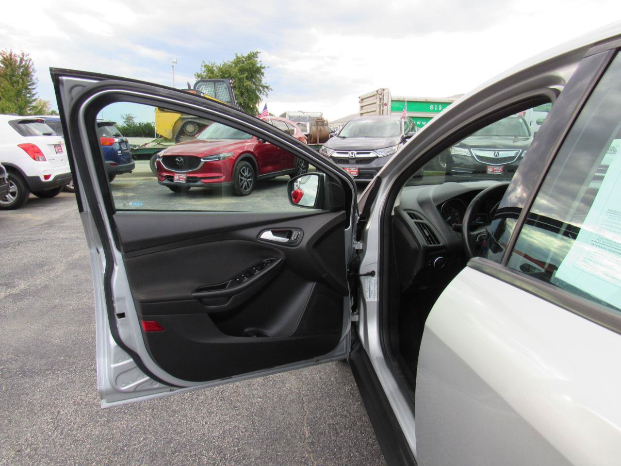 Used 2015 Ford Focus SE w/ Equipment Group 201A FWD image 12