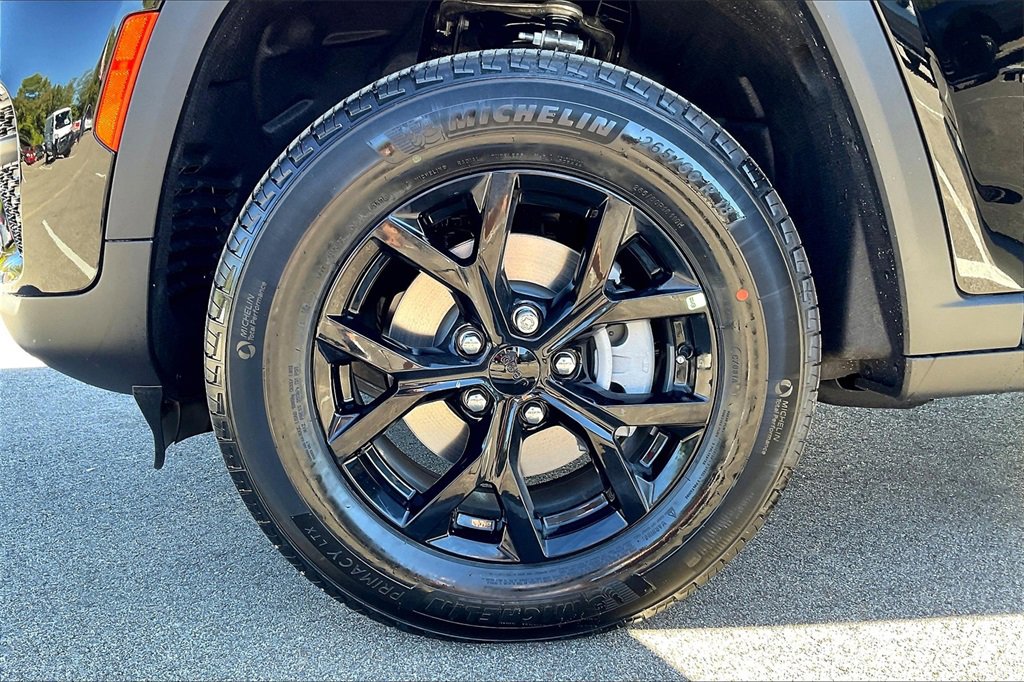 New 2025 Jeep Grand Cherokee Altitude image 12