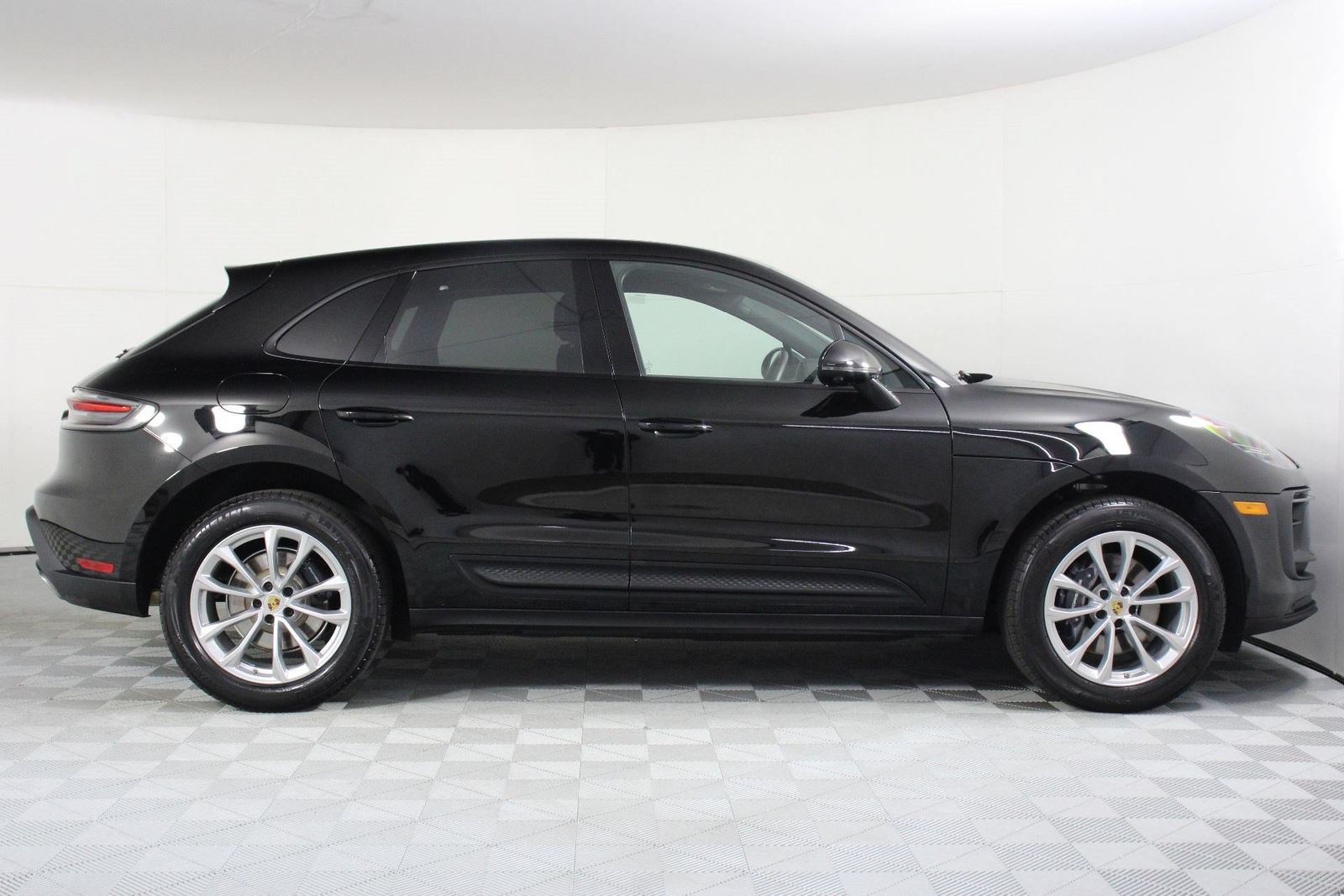 Certified 2026 Porsche Macan AWD/4WD image 8