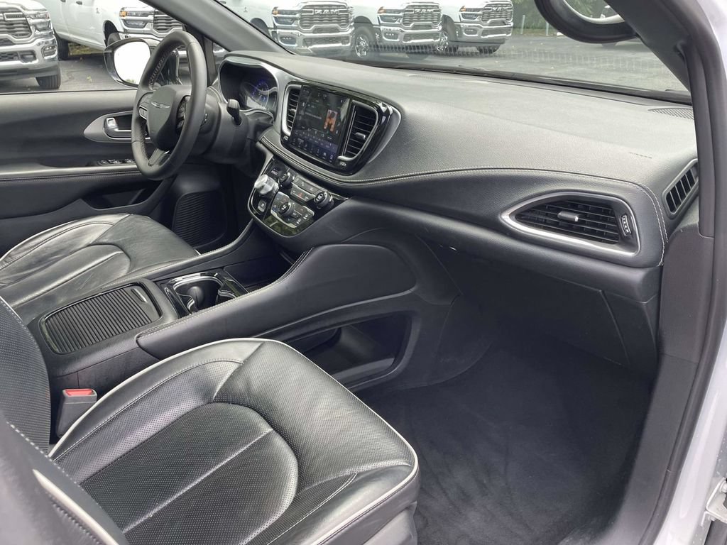 Certified 2025 Chrysler Pacifica Limited FWD image 15