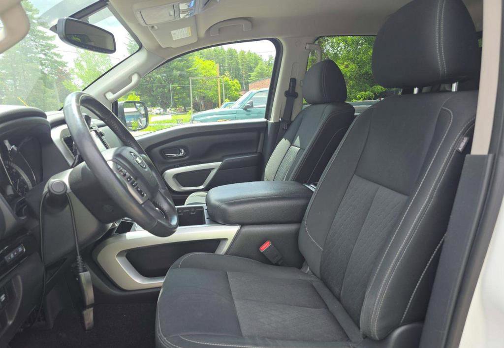 Used 2018 Nissan Titan SV w/ SV Convenience Package AWD/4WD image 3