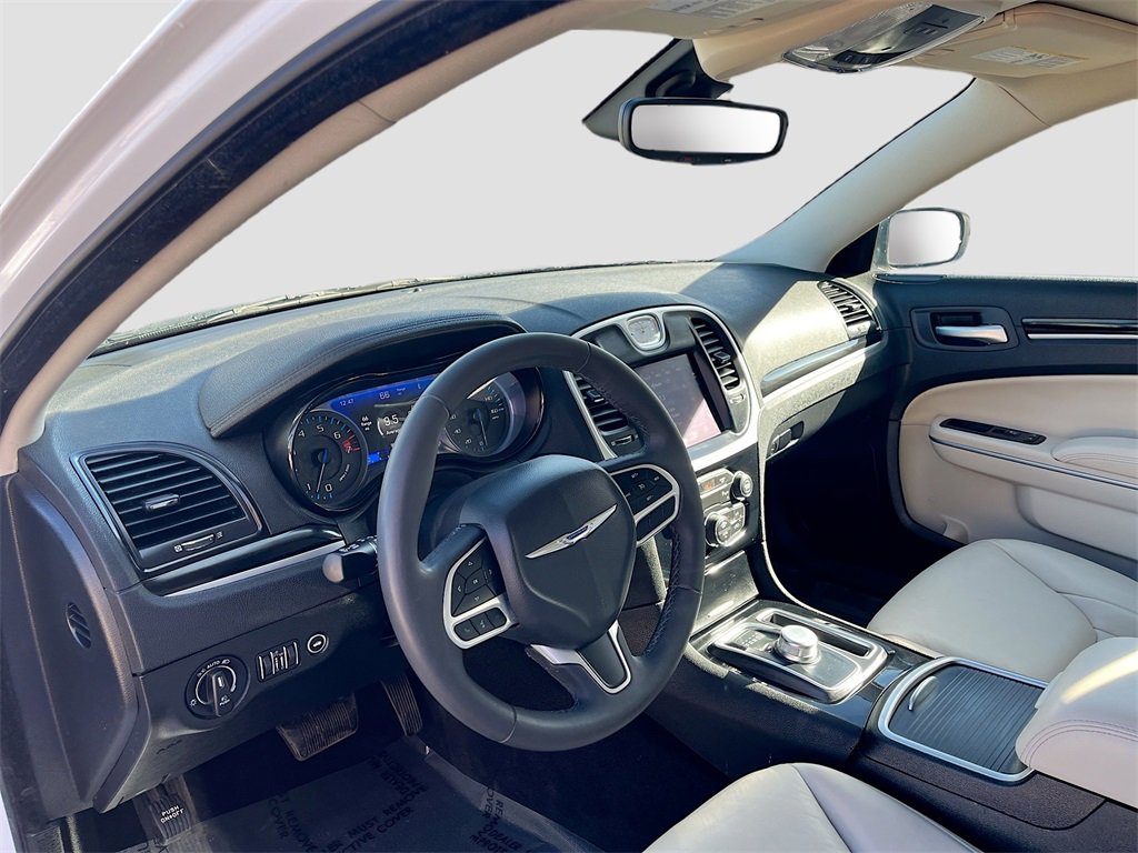 Used 2023 Chrysler 300 Touring L image 9