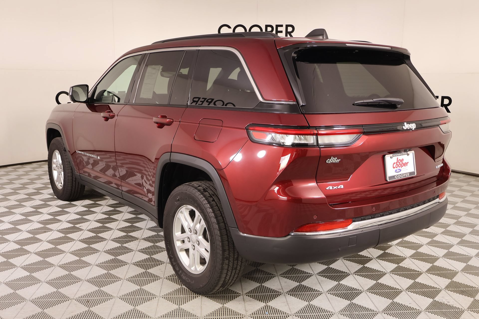 Used 2024 Jeep Grand Cherokee Laredo w/ Luxury Tech Group I AWD/4WD image 22