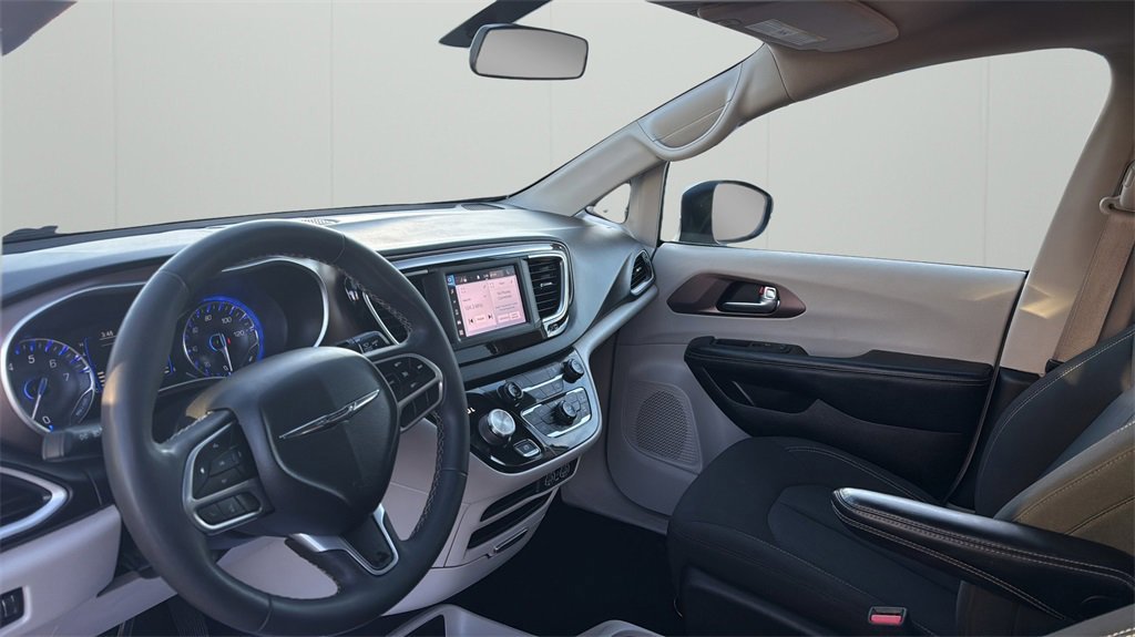 Used 2022 Chrysler Voyager LX image 36