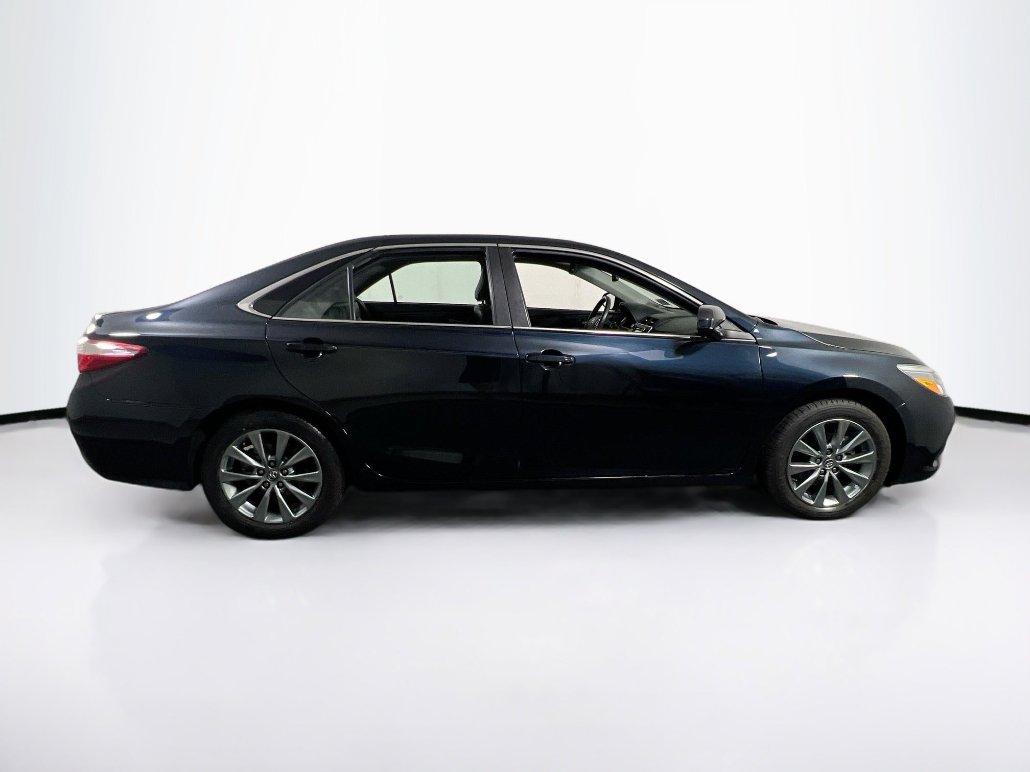 Used 2016 Toyota Camry XLE FWD image 4