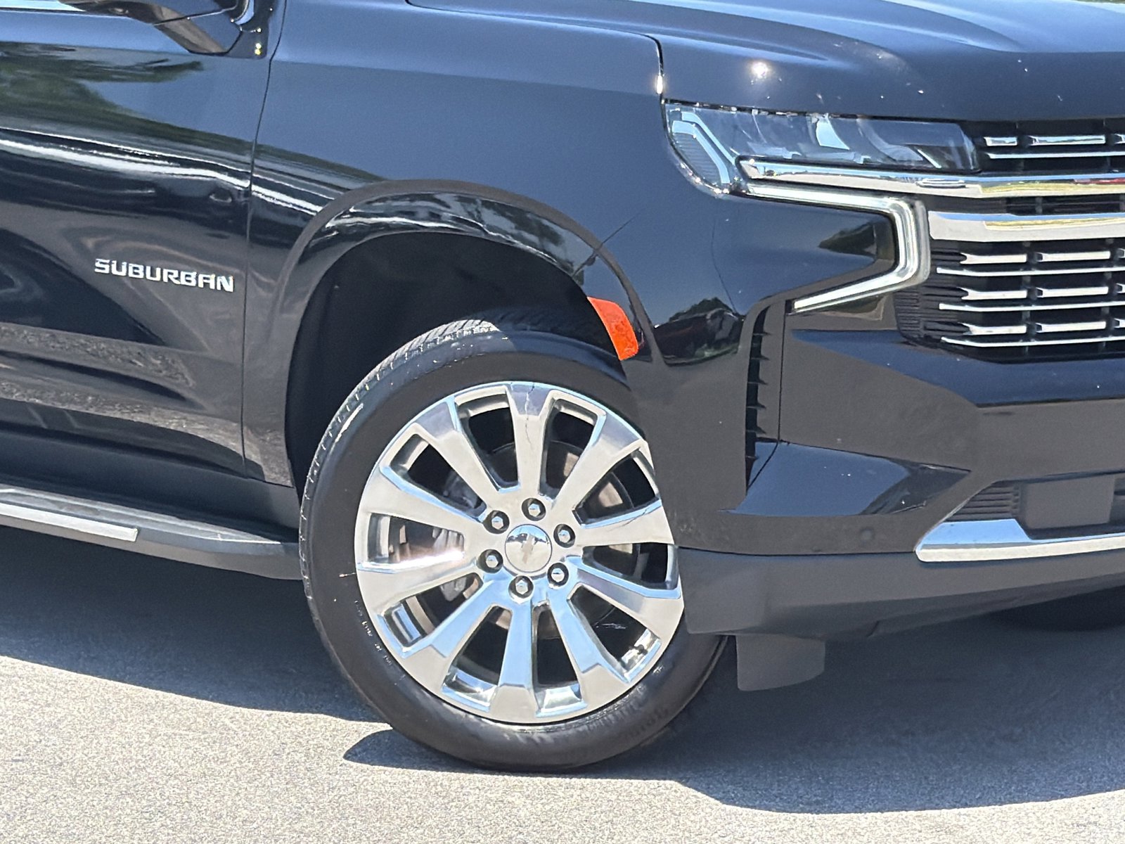 Used 2024 Chevrolet Suburban Premier w/ Premium Package RWD image 3