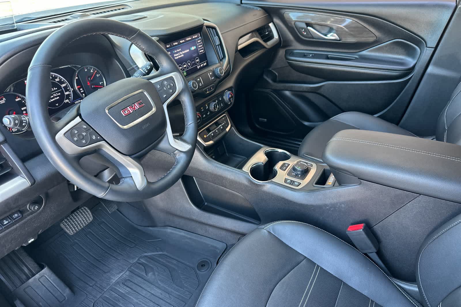 Used 2024 GMC Terrain Denali w/ Denali Premium Package AWD/4WD image 9