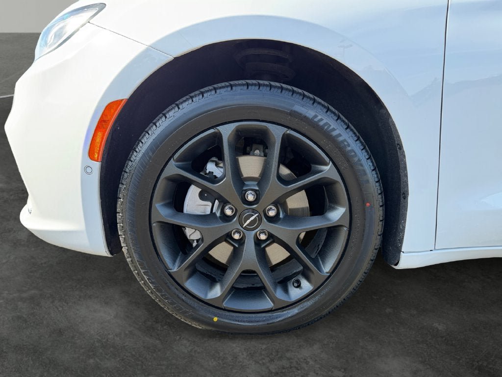 Used 2024 Chrysler Pacifica Limited w/ Uconnect Theater Family Group AWD/4WD image 4