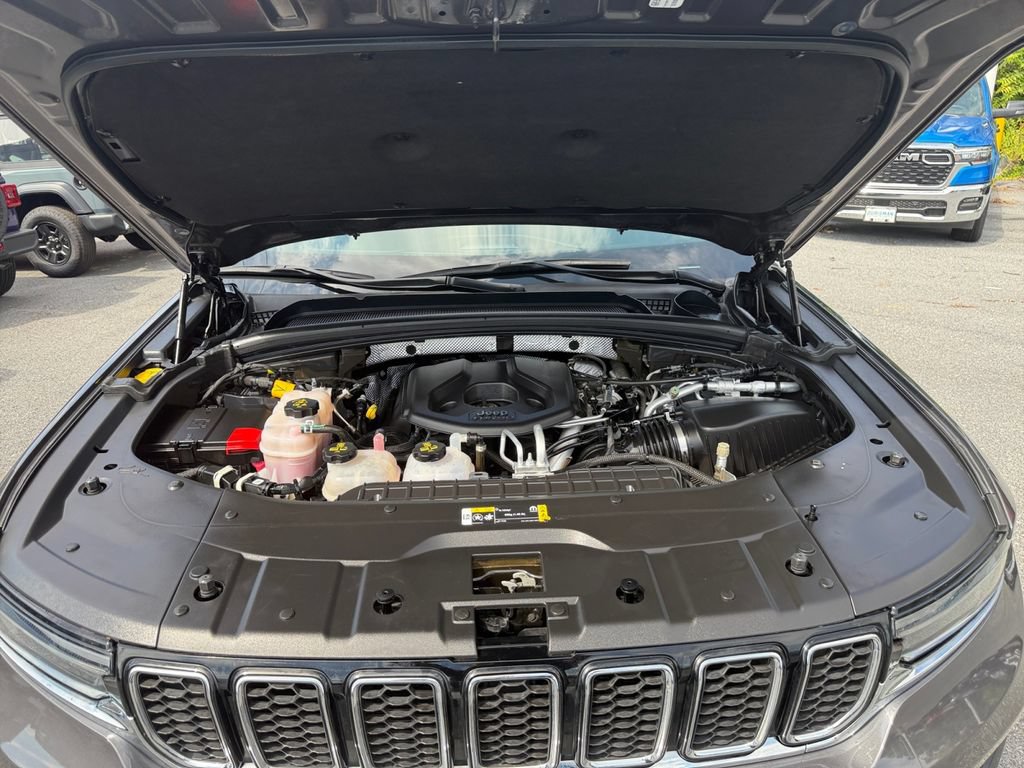 Used 2023 Jeep Grand Cherokee Overland AWD/4WD image 17