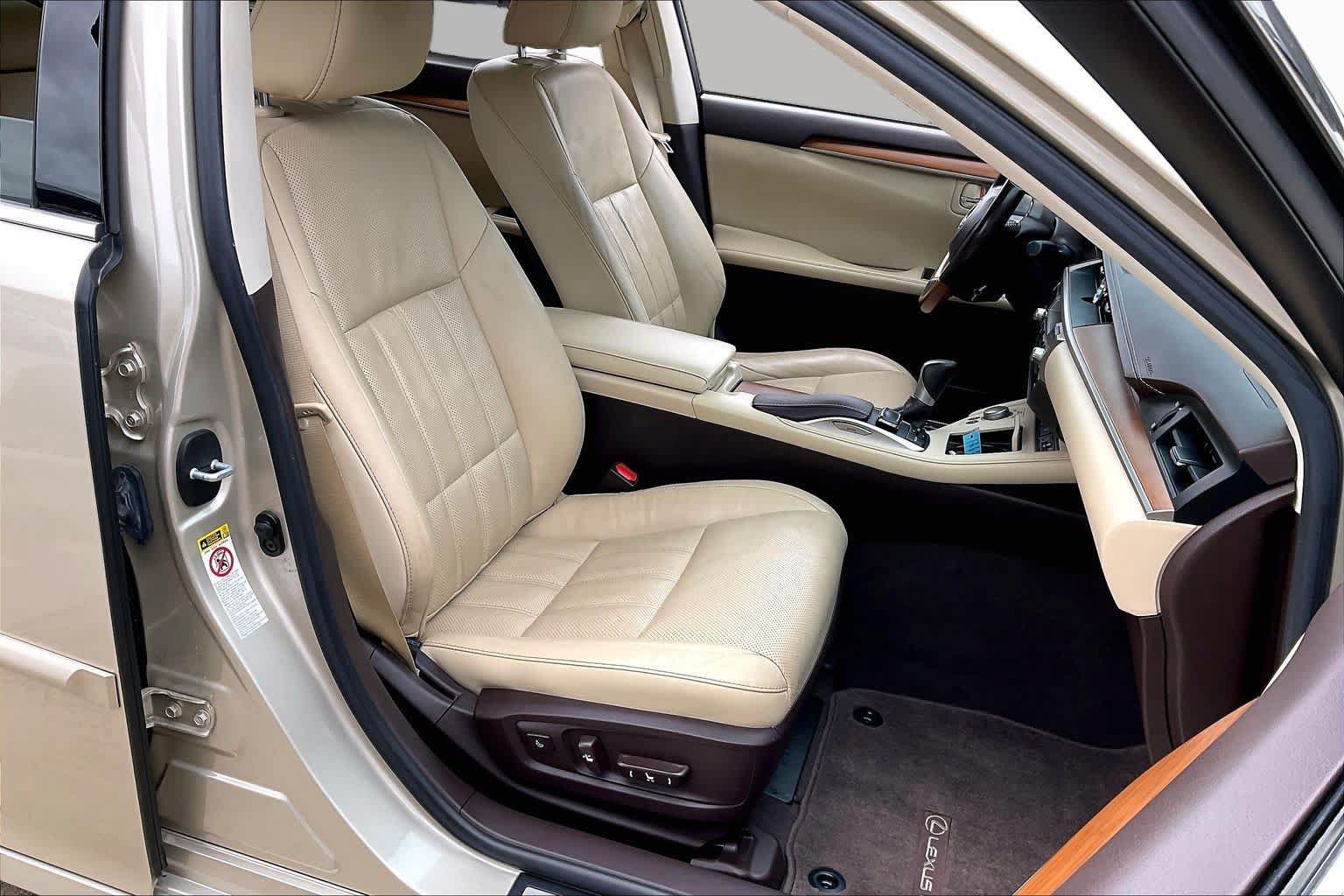Used 2016 Lexus ES 300h w/ Luxury Package w/Wood Trim FWD image 8