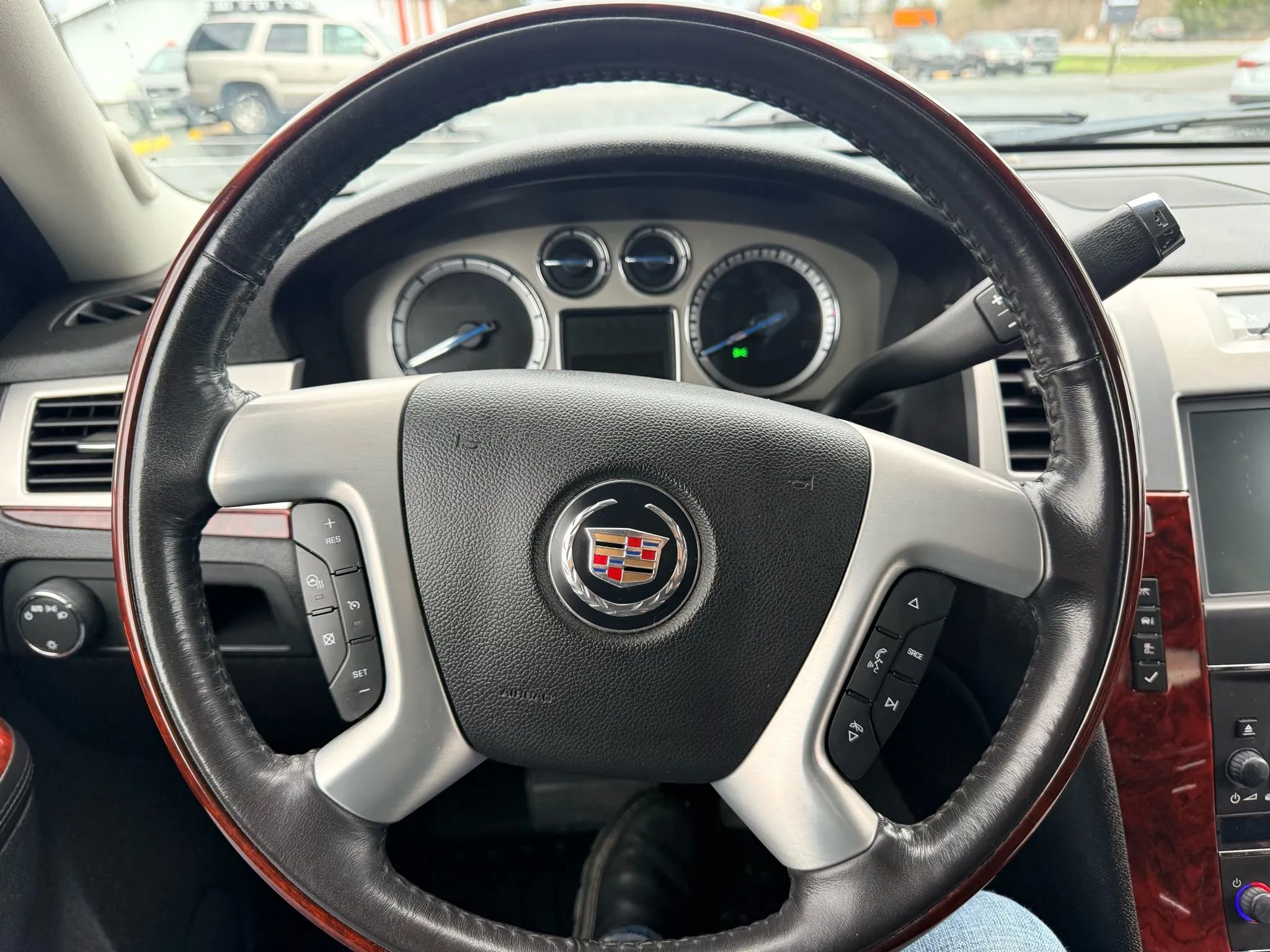 Used 2011 Cadillac Escalade Premium AWD/4WD image 12
