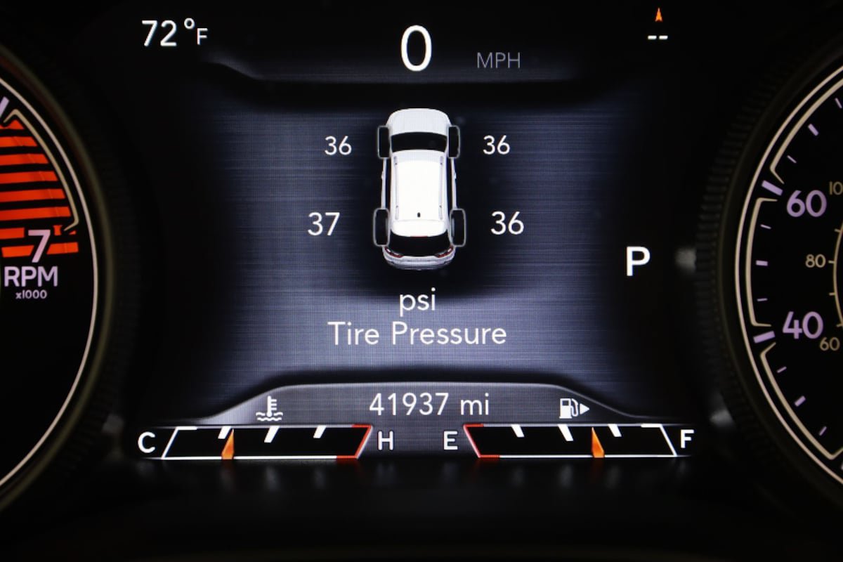 Used 2020 Jeep Cherokee Trailhawk w/ Cold Weather Group AWD/4WD image 35