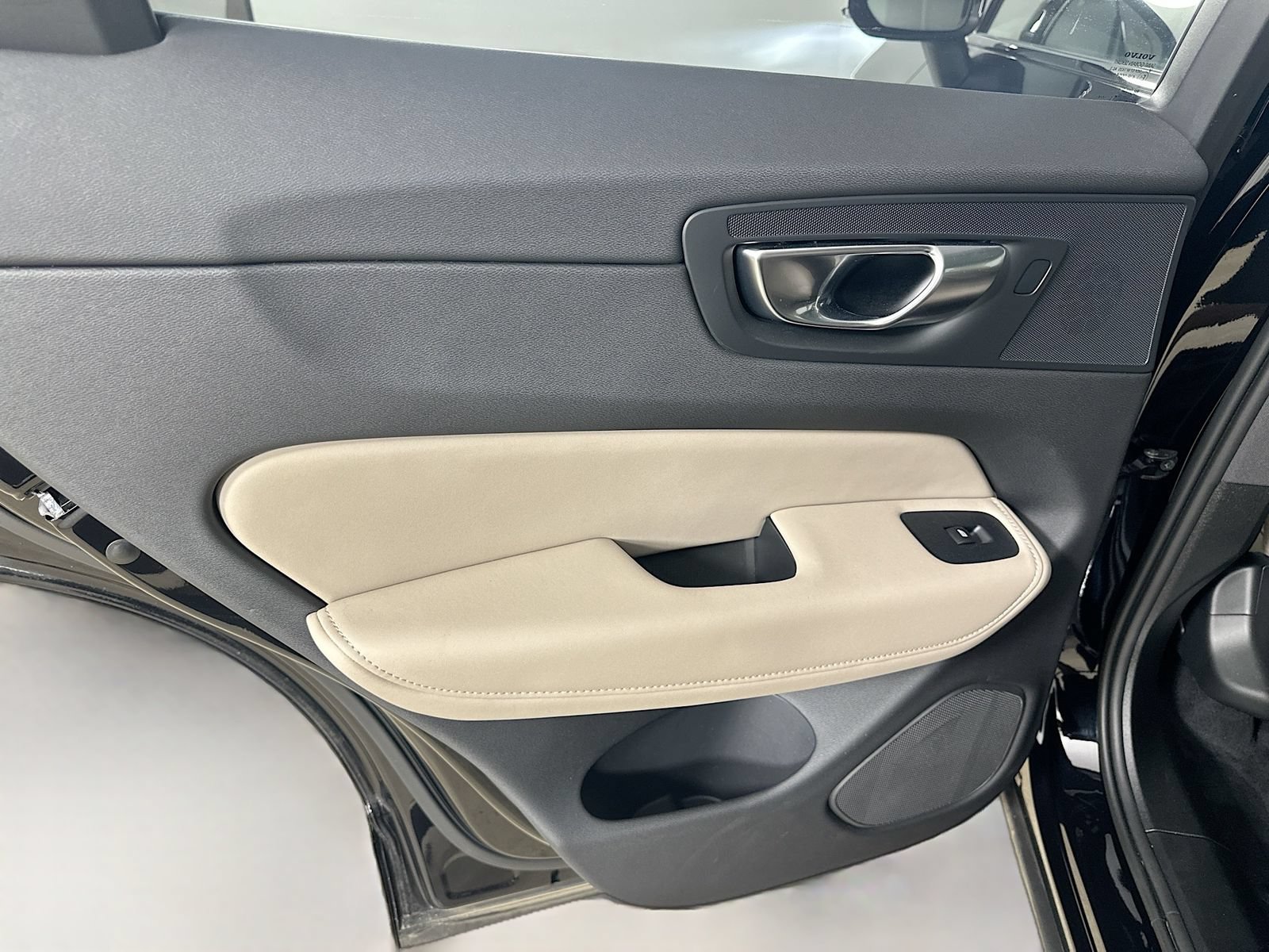 Used 2026 Volvo XC60 B5 Plus w/ Protection Package Premier AWD/4WD image 35