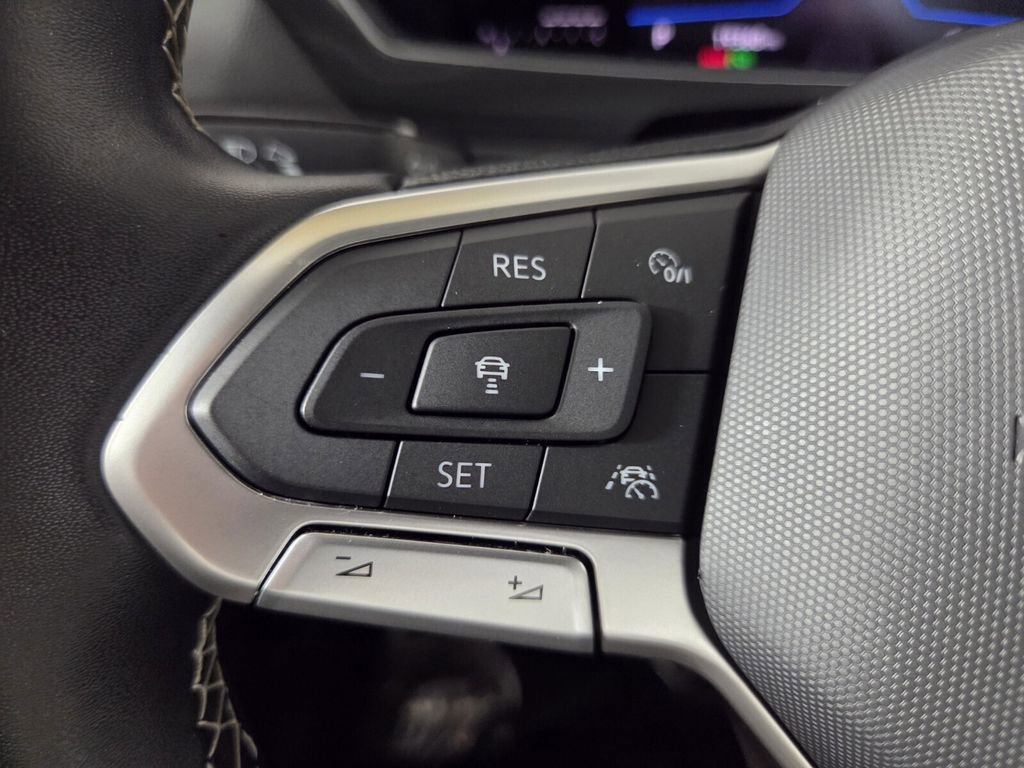 Used 2023 Volkswagen Tiguan SE R-Line FWD image 18