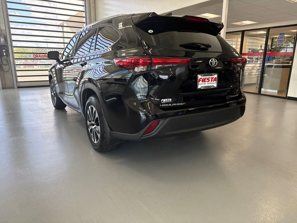 Used 2022 Toyota Highlander XLE image 5