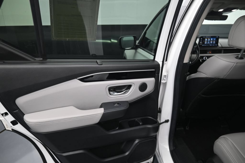 Used 2025 Honda Pilot Touring image 17