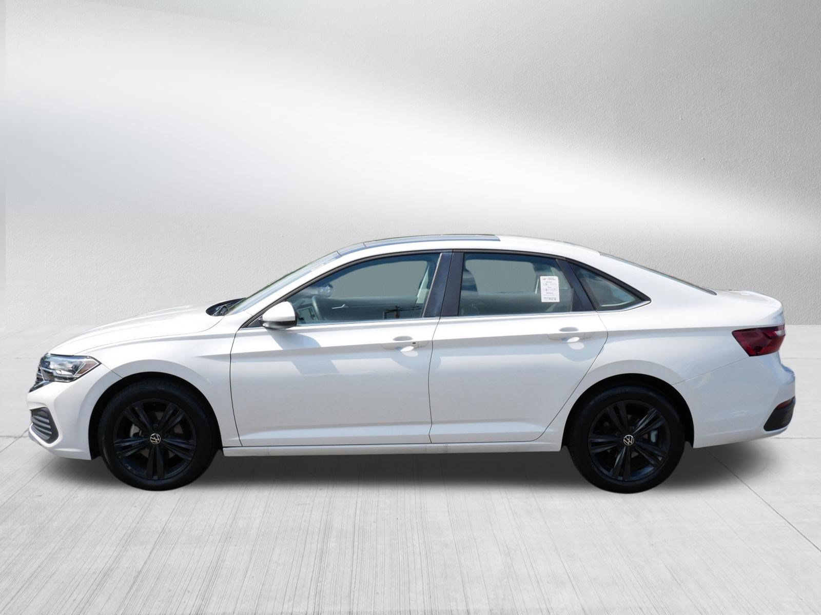 Certified 2023 Volkswagen Jetta SE w/ Panoramic Sunroof Package FWD image 4