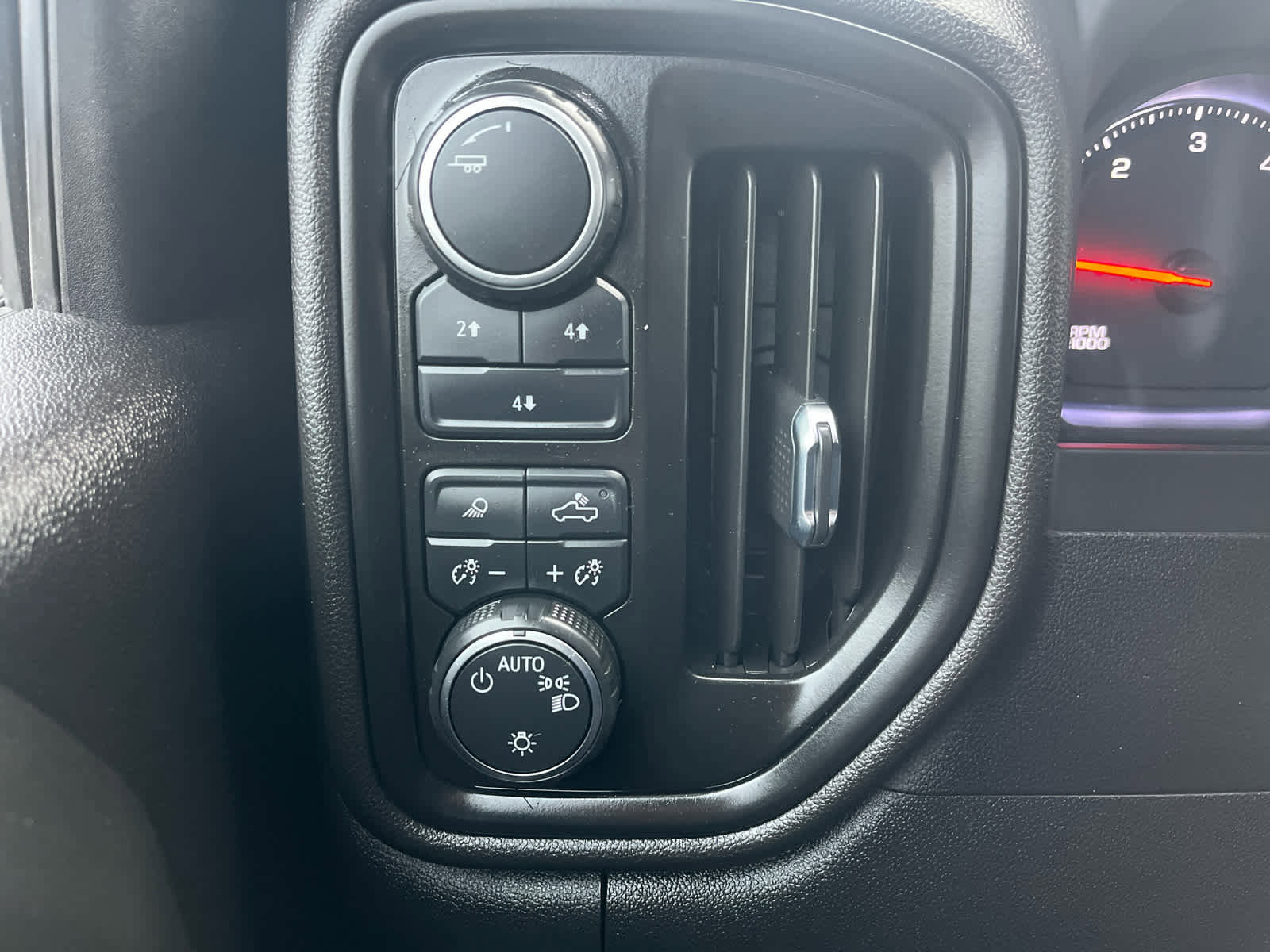 Used 2024 Chevrolet Silverado 2500 Custom w/ Custom Value Package image 27