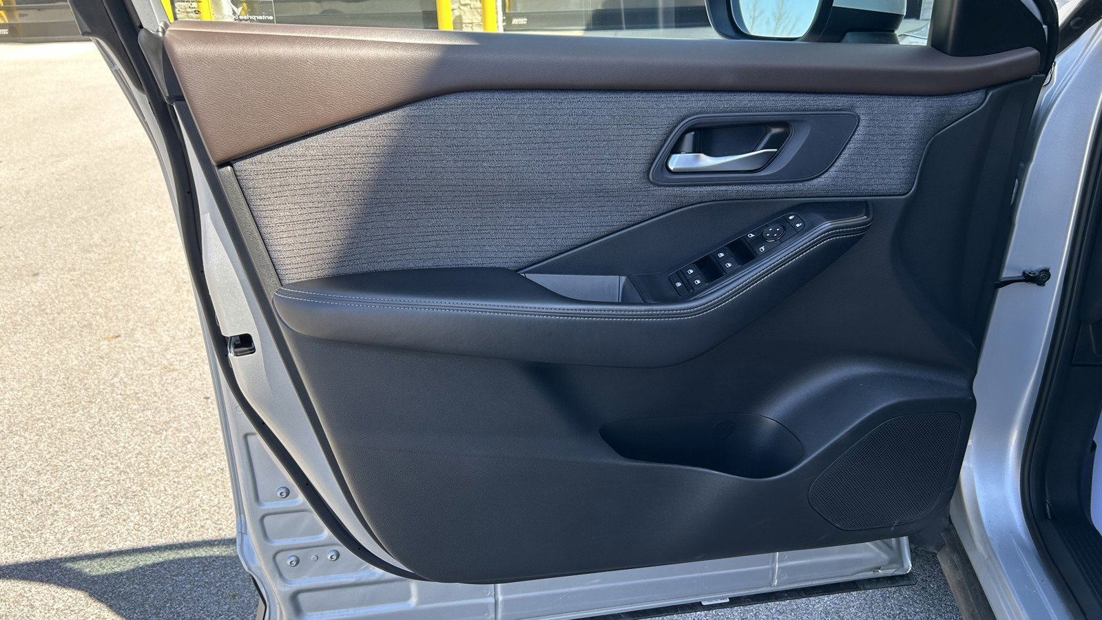 Used 2023 Nissan Rogue SV image 10