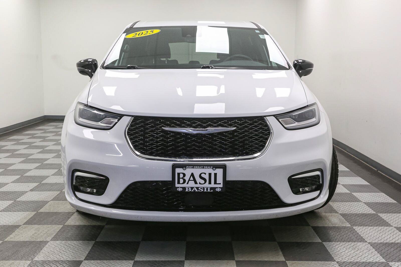 Used 2025 Chrysler Pacifica Select FWD image 3