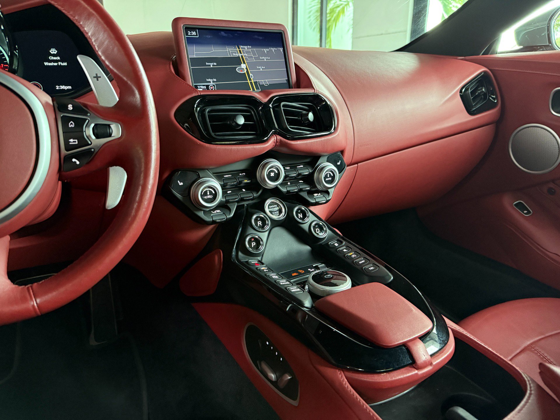 Used 2023 Aston Martin V8 Vantage Coupe image 31