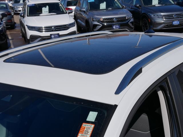 Certified 2023 Volkswagen Taos SE w/ Panoramic Sunroof Package image 11