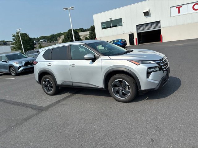 Used 2024 Nissan Rogue SV AWD/4WD image 3