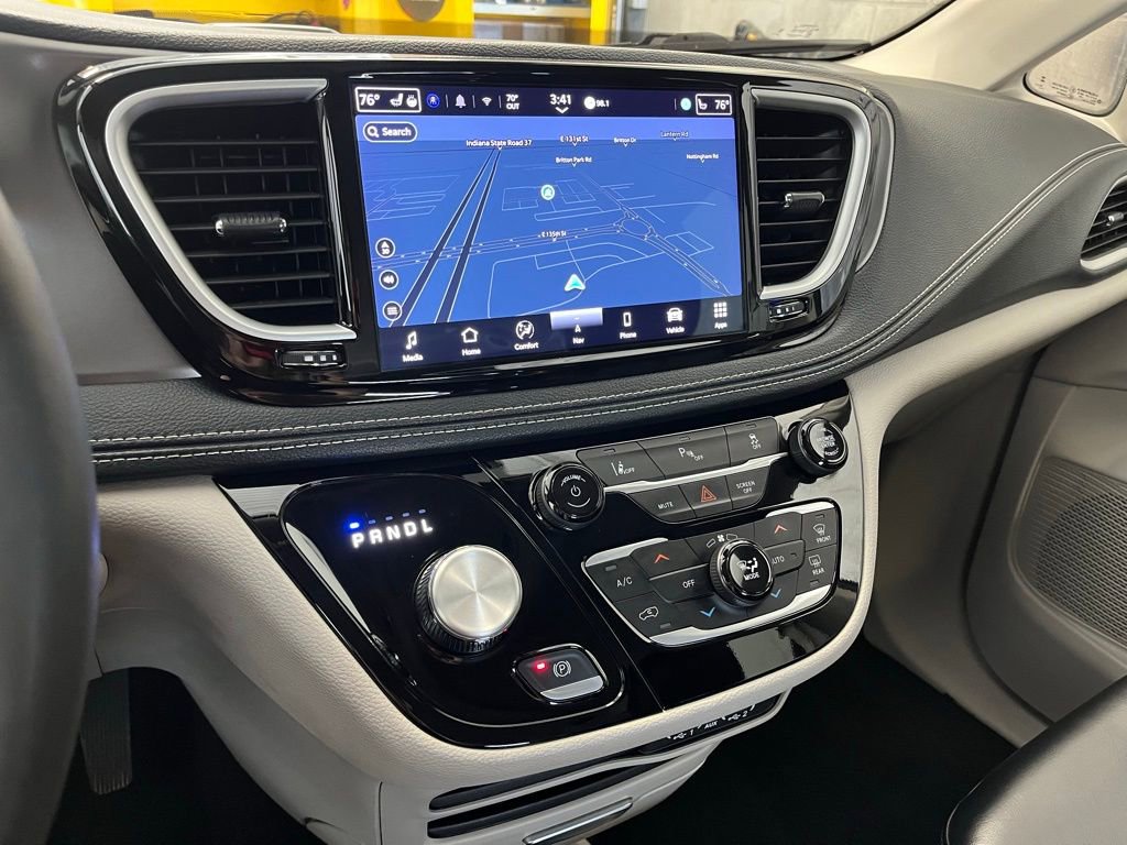Used 2024 Chrysler Pacifica Select image 22