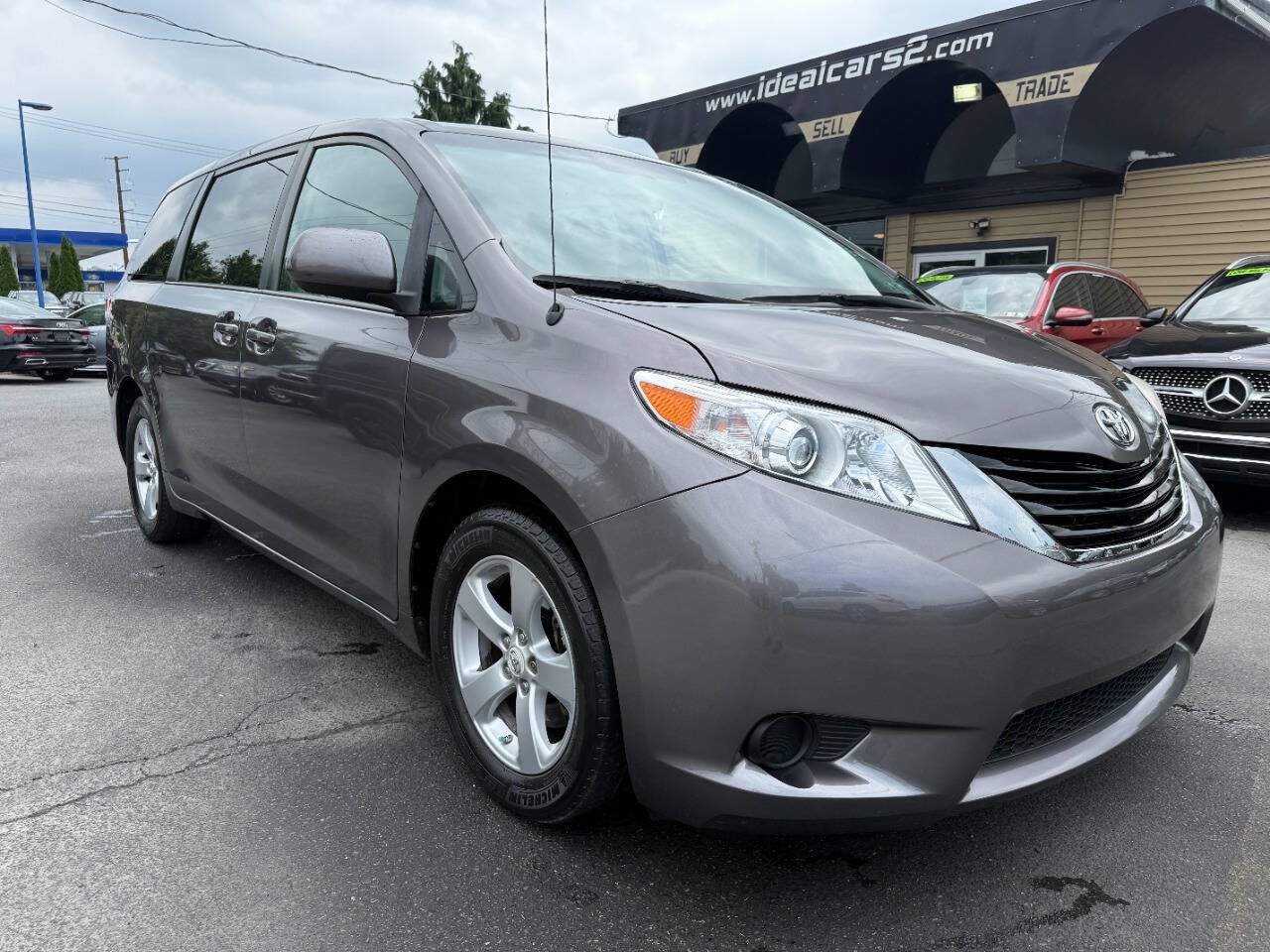 Used 2011 Toyota Sienna LE FWD image 1