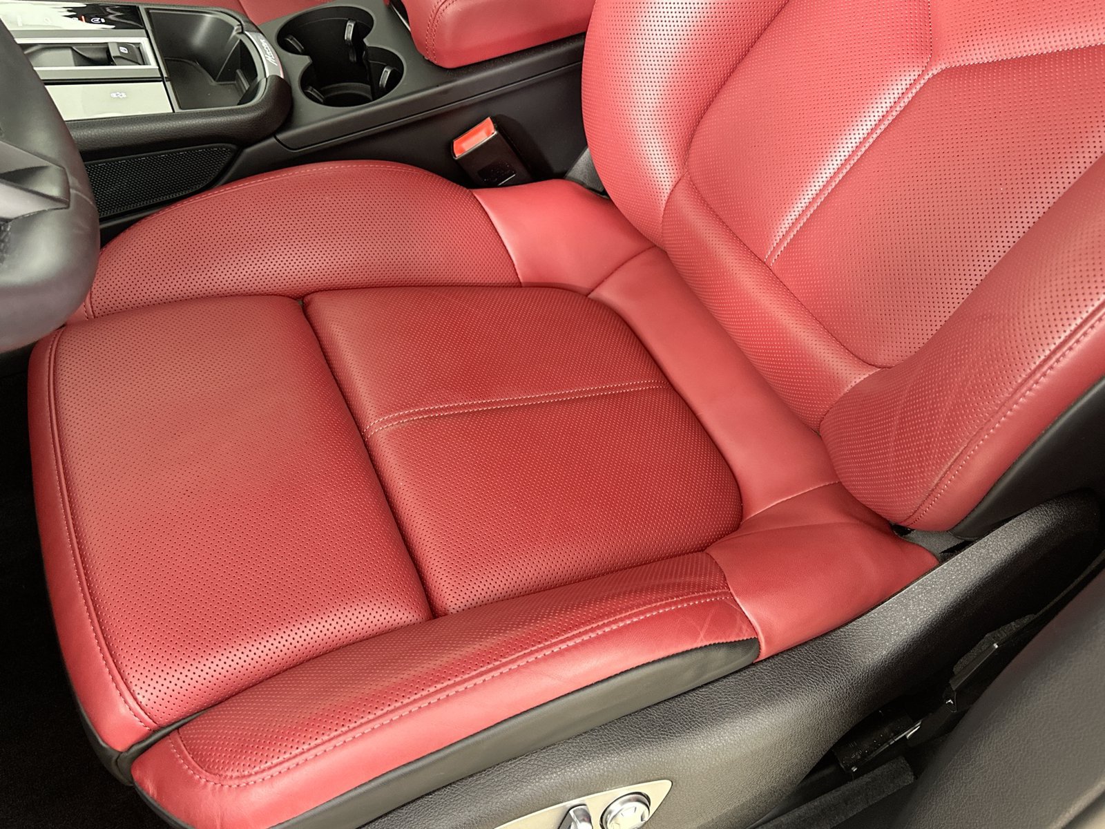 Used 2026 Porsche Macan AWD/4WD image 40
