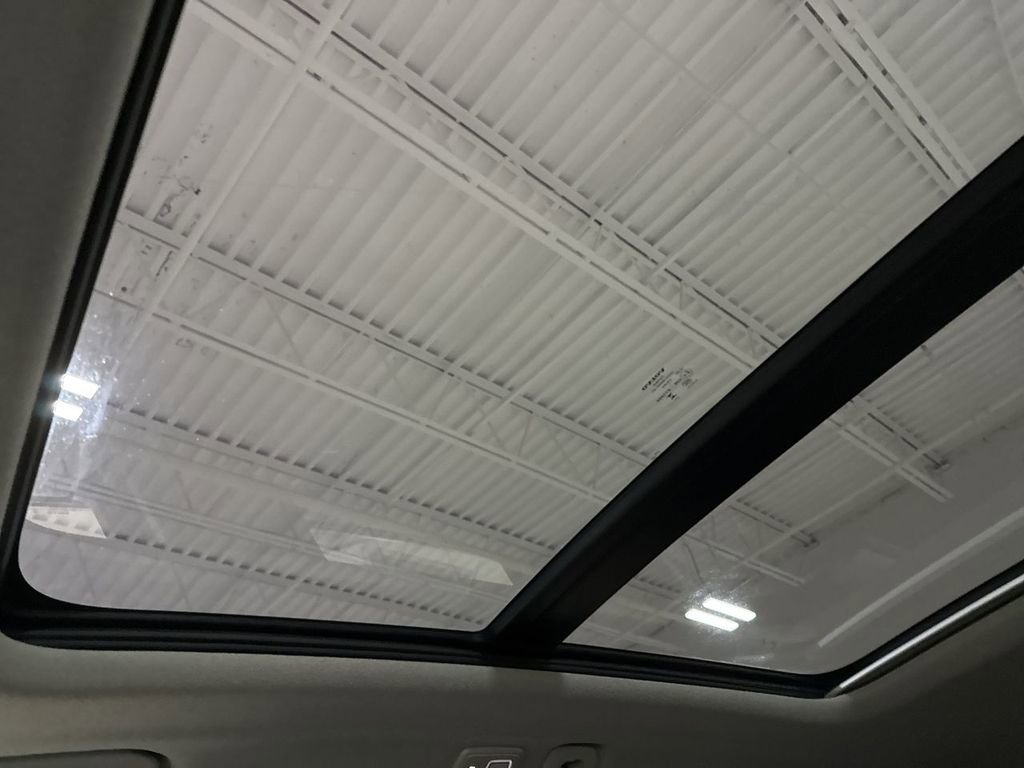 Used 2024 Volvo XC40 B5 Plus image 18