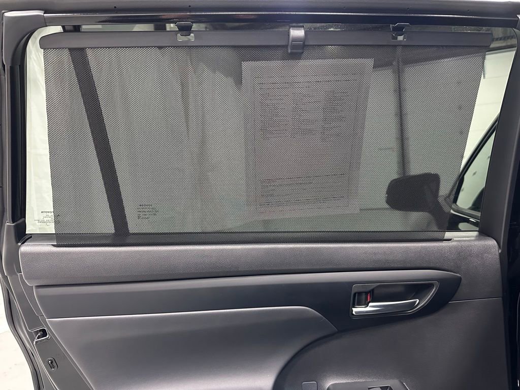 Used 2025 Toyota Highlander XSE AWD/4WD image 46