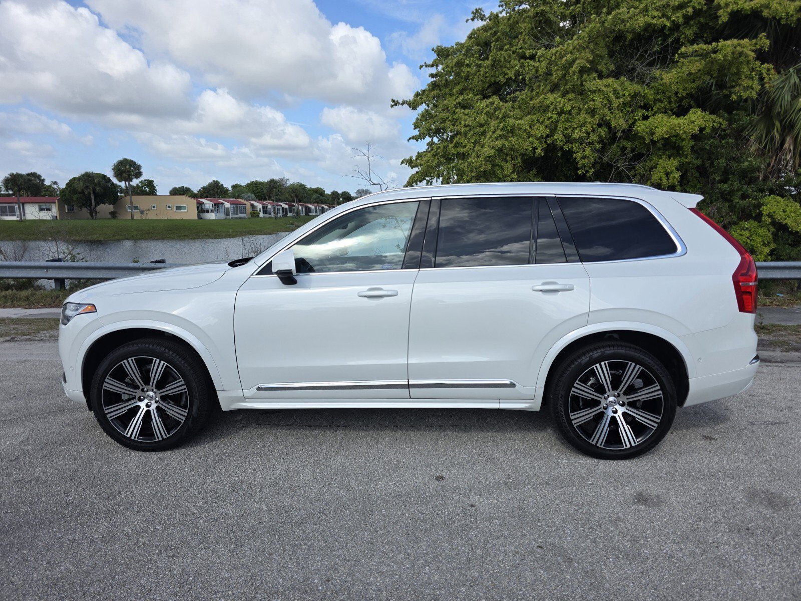 Used 2024 Volvo XC90 B6 Ultimate w/ Lounge Package image 7