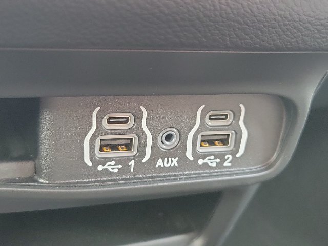 Used 2025 Chrysler Voyager LX FWD image 27