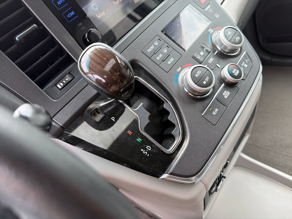 Used 2015 Toyota Sienna XLE FWD image 23