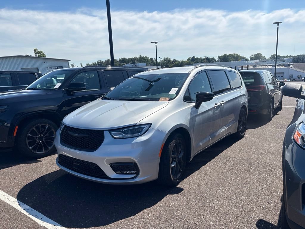 Used 2026 Chrysler Pacifica Select w/ S Appearance Package FWD image 4