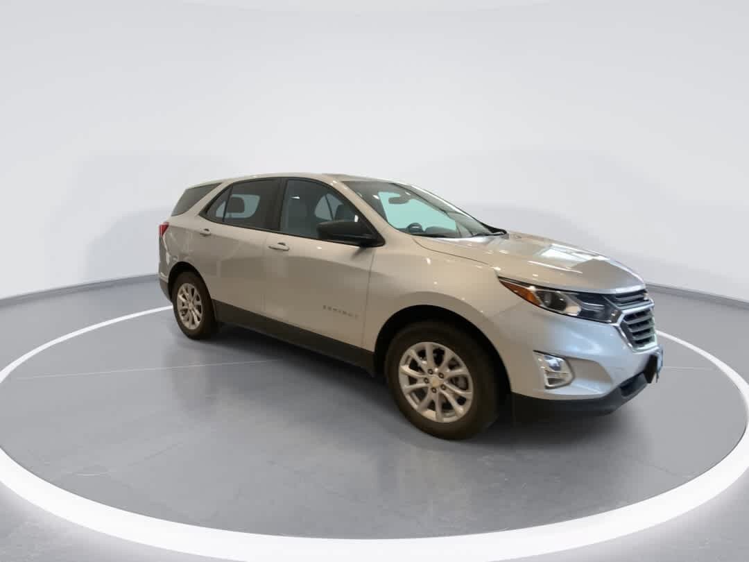 Used 2021 Chevrolet Equinox LS w/ LS Convenience Package AWD/4WD image 2