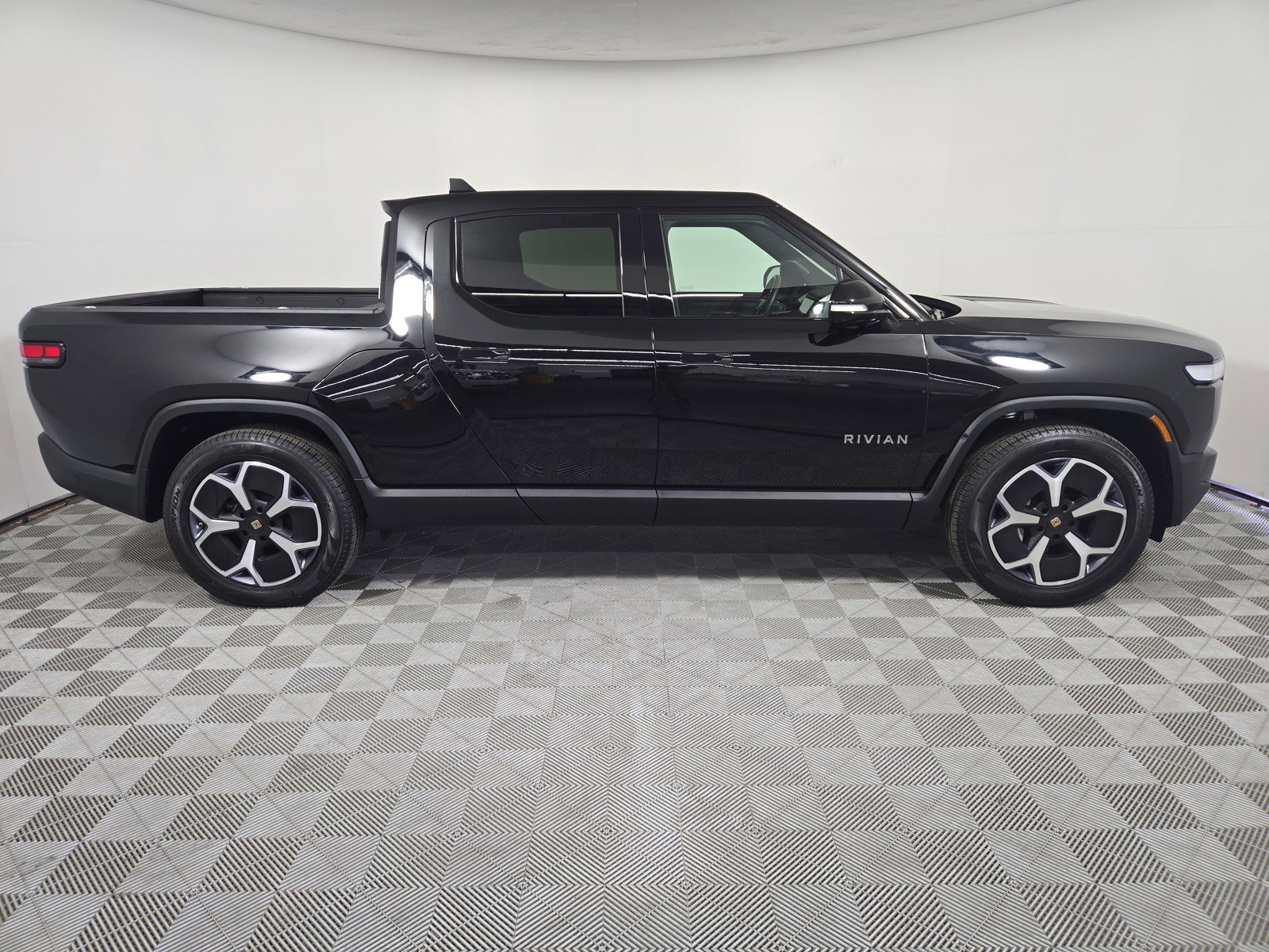 Used 2024 Rivian R1T Adventure AWD/4WD image 6