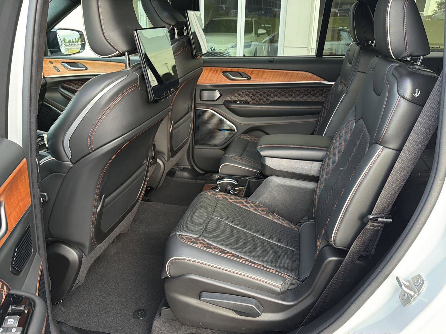 Used 2024 Jeep Grand Cherokee L Summit AWD/4WD image 11