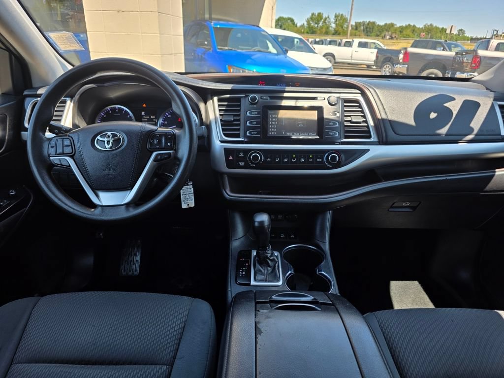 Used 2019 Toyota Highlander LE AWD/4WD image 8