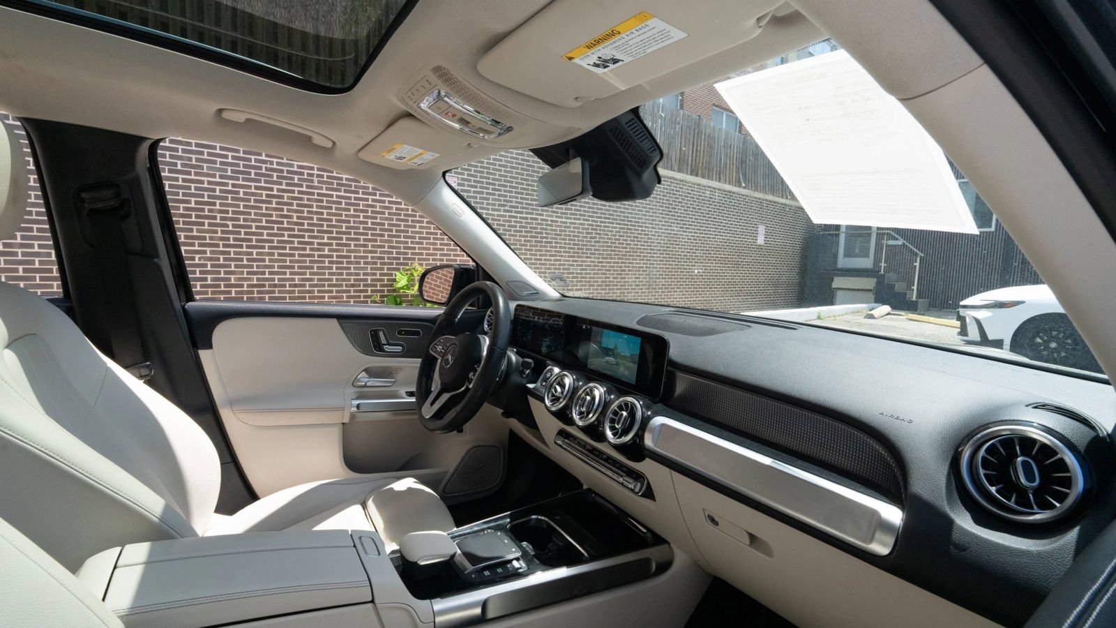 Used 2021 Mercedes-Benz GLB 250 4MATIC w/ Premium Package image 11