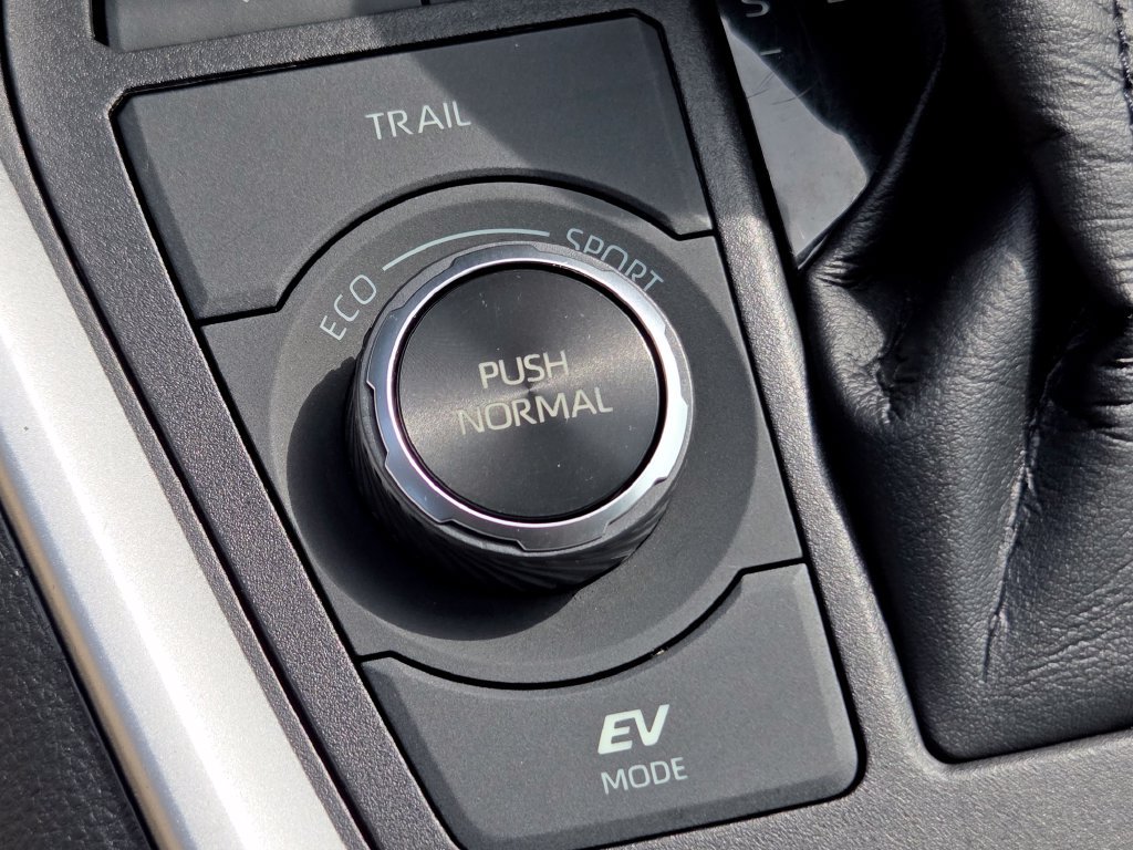 Used 2023 Toyota RAV4 XLE AWD/4WD image 6
