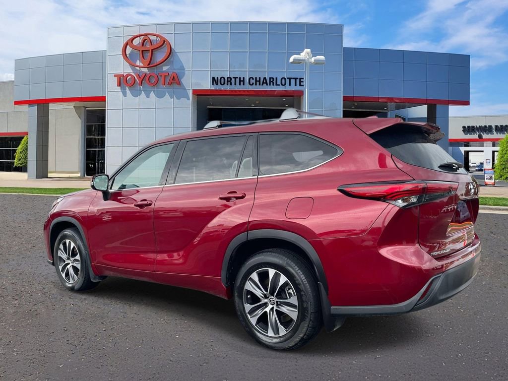 Used 2021 Toyota Highlander XLE AWD/4WD image 4