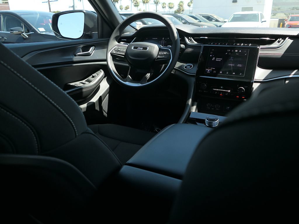 Used 2025 Jeep Grand Cherokee Laredo RWD image 24