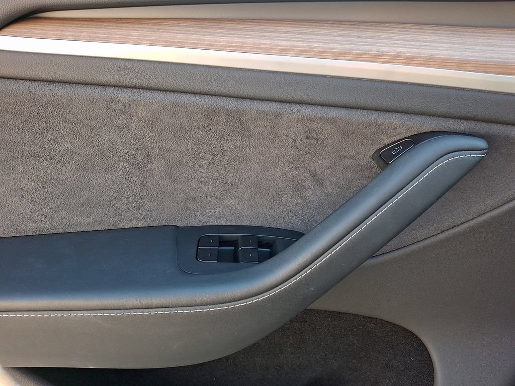 Used 2025 Tesla Model Y Long Range RWD image 12