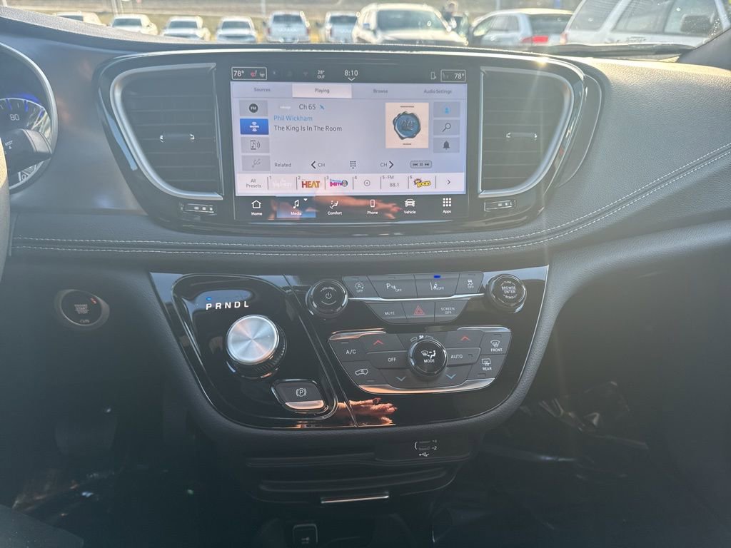 New 2026 Chrysler Pacifica Select w/ S Appearance Package FWD image 3