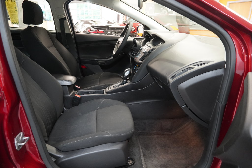 Used 2015 Ford Focus SE FWD image 32