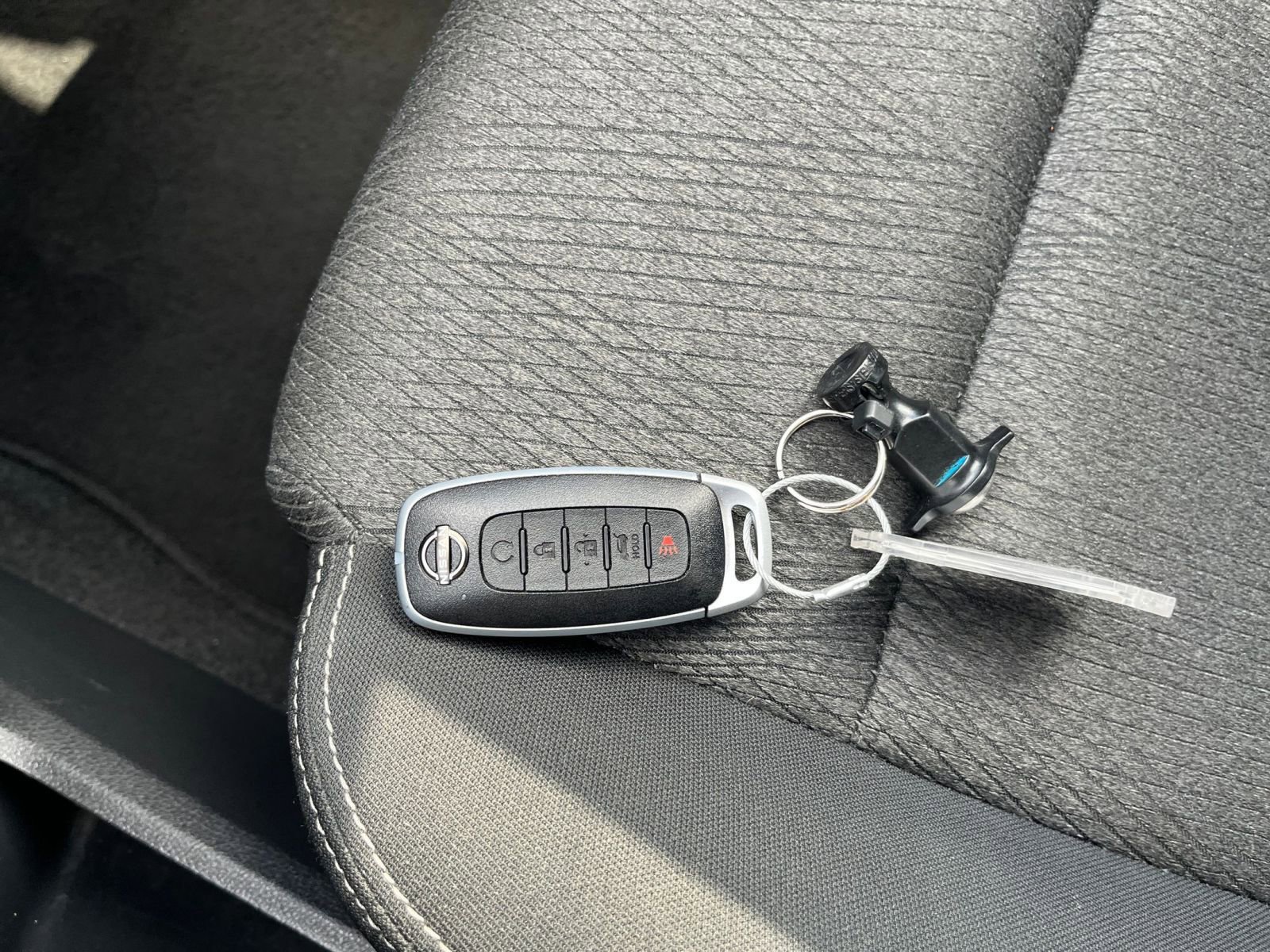 Used 2025 Nissan Rogue SV image 27